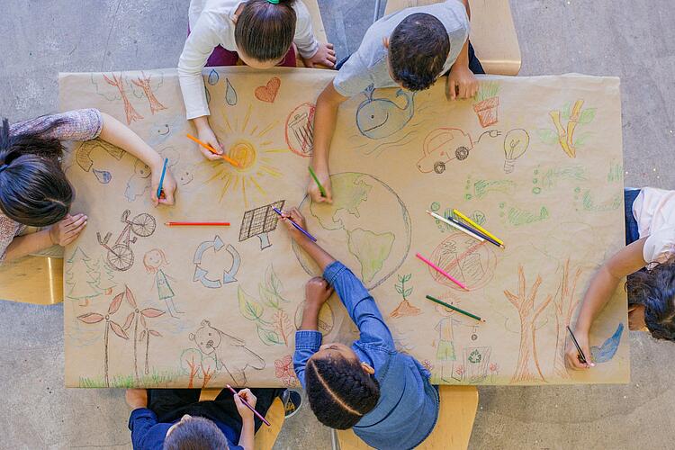 Kinder malen by FatCamera (iStock)