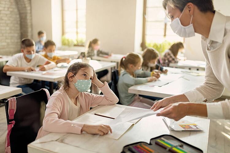 Masken Schule by Drazen Zigic (iStock)